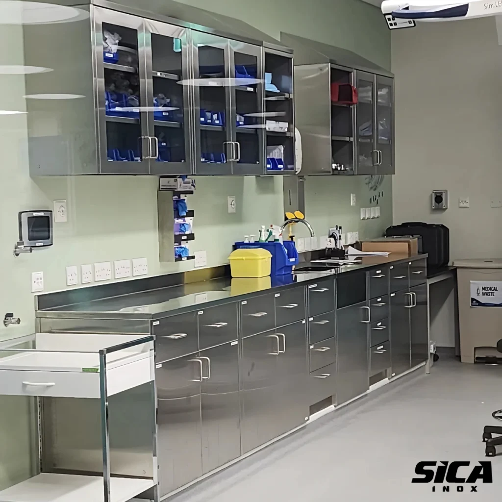 bancada com cuba e prateleiras superiores e com armário superior 